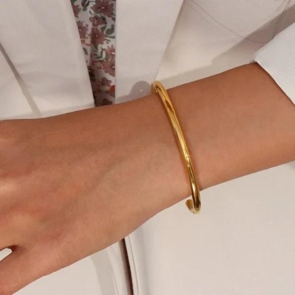 NEW ELEGANT 18K GOLD CUFF BRACELET - Picture 2 of 7